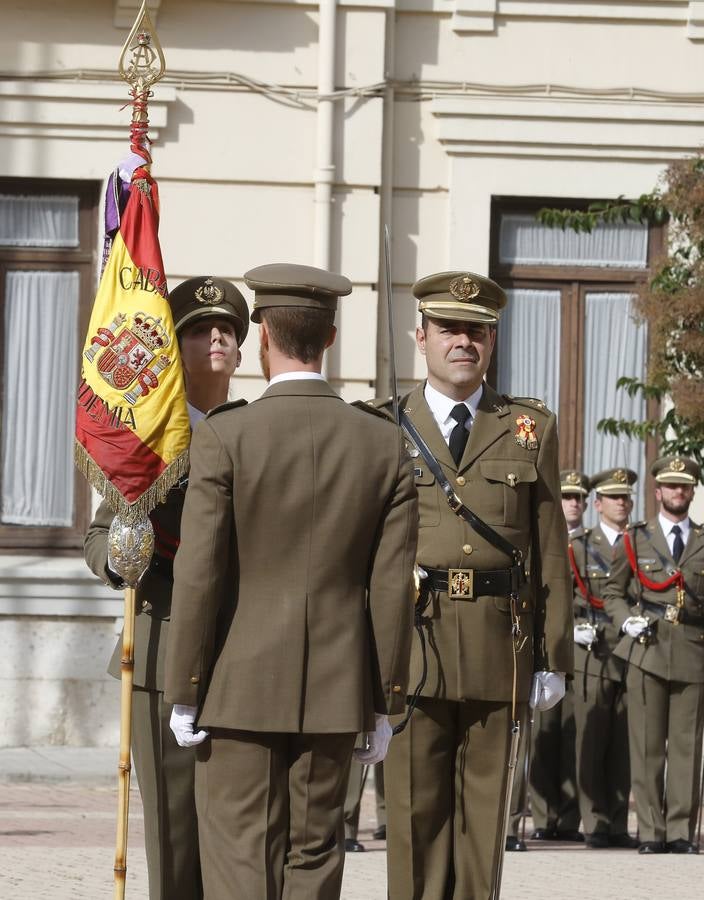 Laura Hergueta recibe el estandarte como alférez de la Academia de Caballería de Valladolid