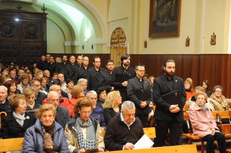 Coro Schola Antiqua cantando en la Iglesia de los Padres Carmelitas de Medina del Campo
