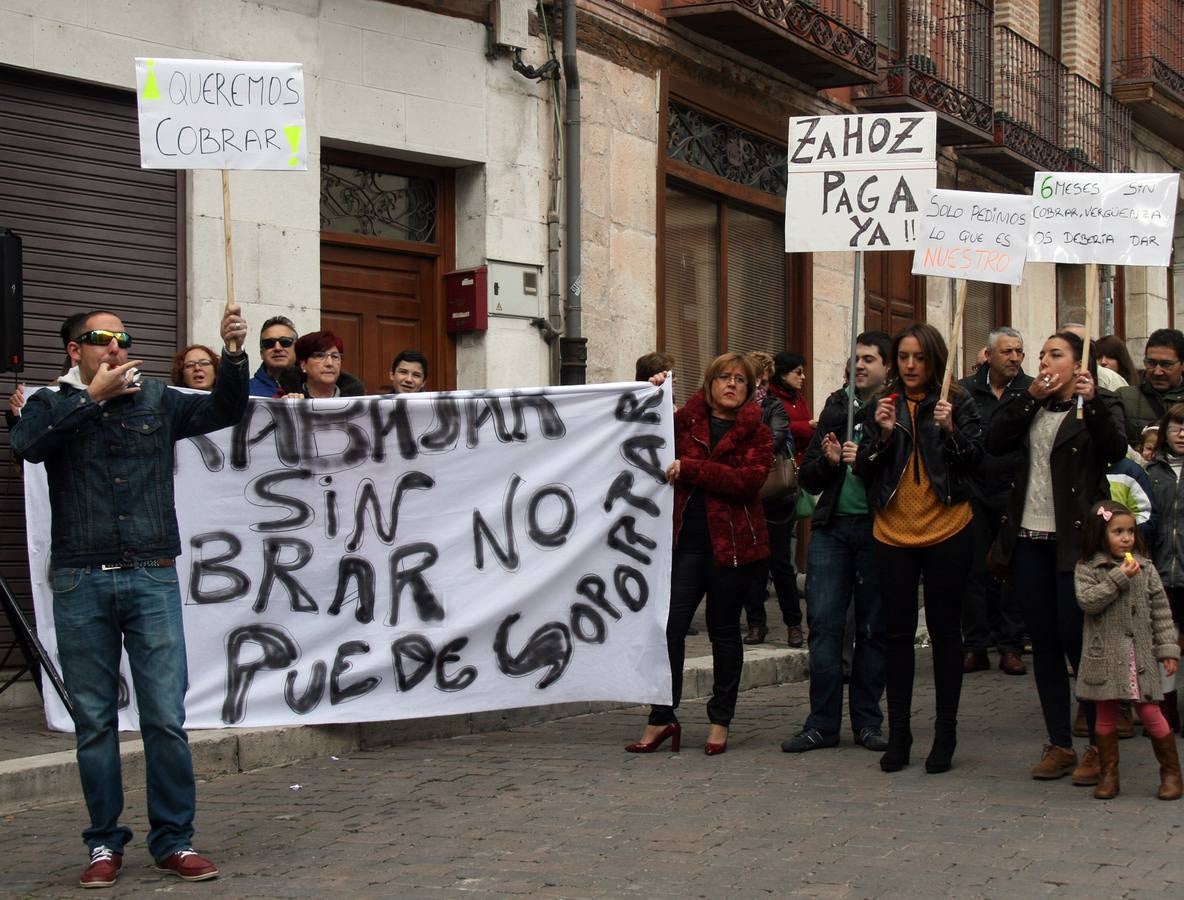 Protesta de las trabajadoras de la limpieza de los colegios de Cuéllar (Segovia)