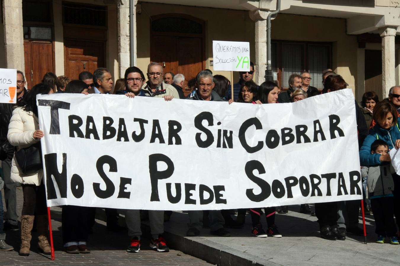 Protesta de las trabajadoras de la limpieza de los colegios de Cuéllar (Segovia)