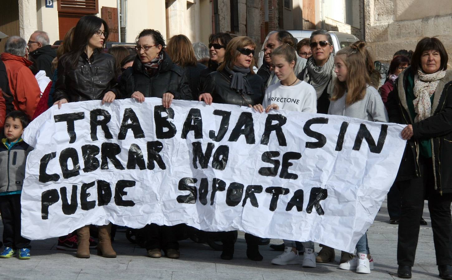 Protesta de las trabajadoras de la limpieza de los colegios de Cuéllar (Segovia)