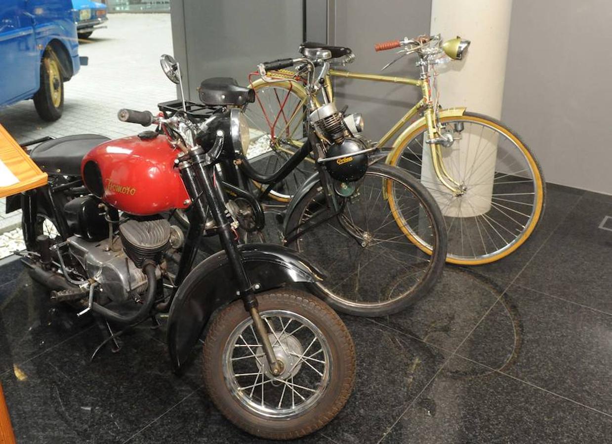 Exposición de vehículos históricos en Arroyo de la Encomienda