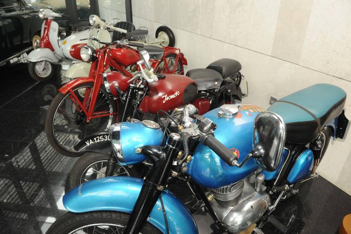 Exposición de vehículos históricos en Arroyo de la Encomienda