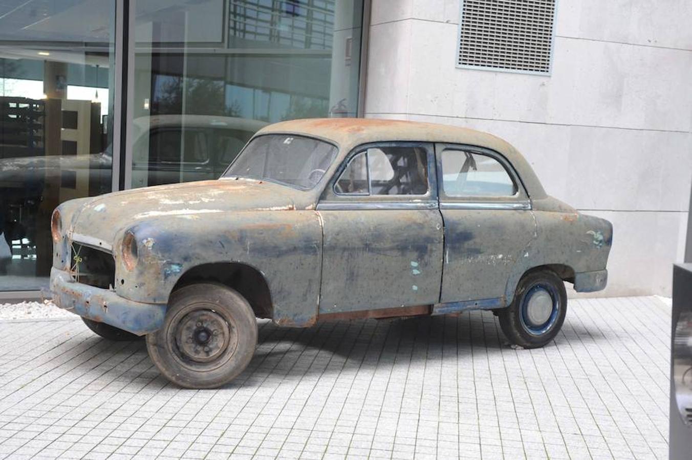 Exposición de vehículos históricos en Arroyo de la Encomienda