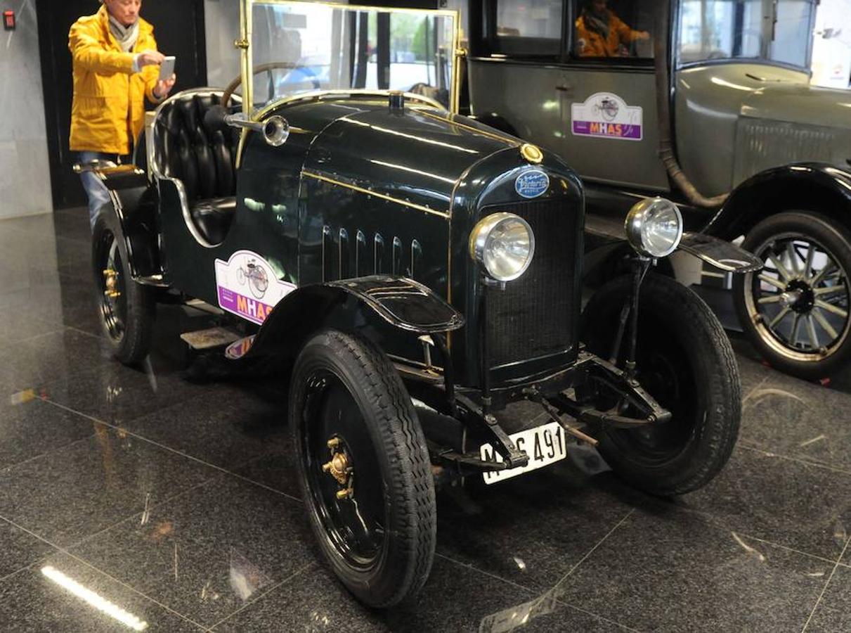 Exposición de vehículos históricos en Arroyo de la Encomienda