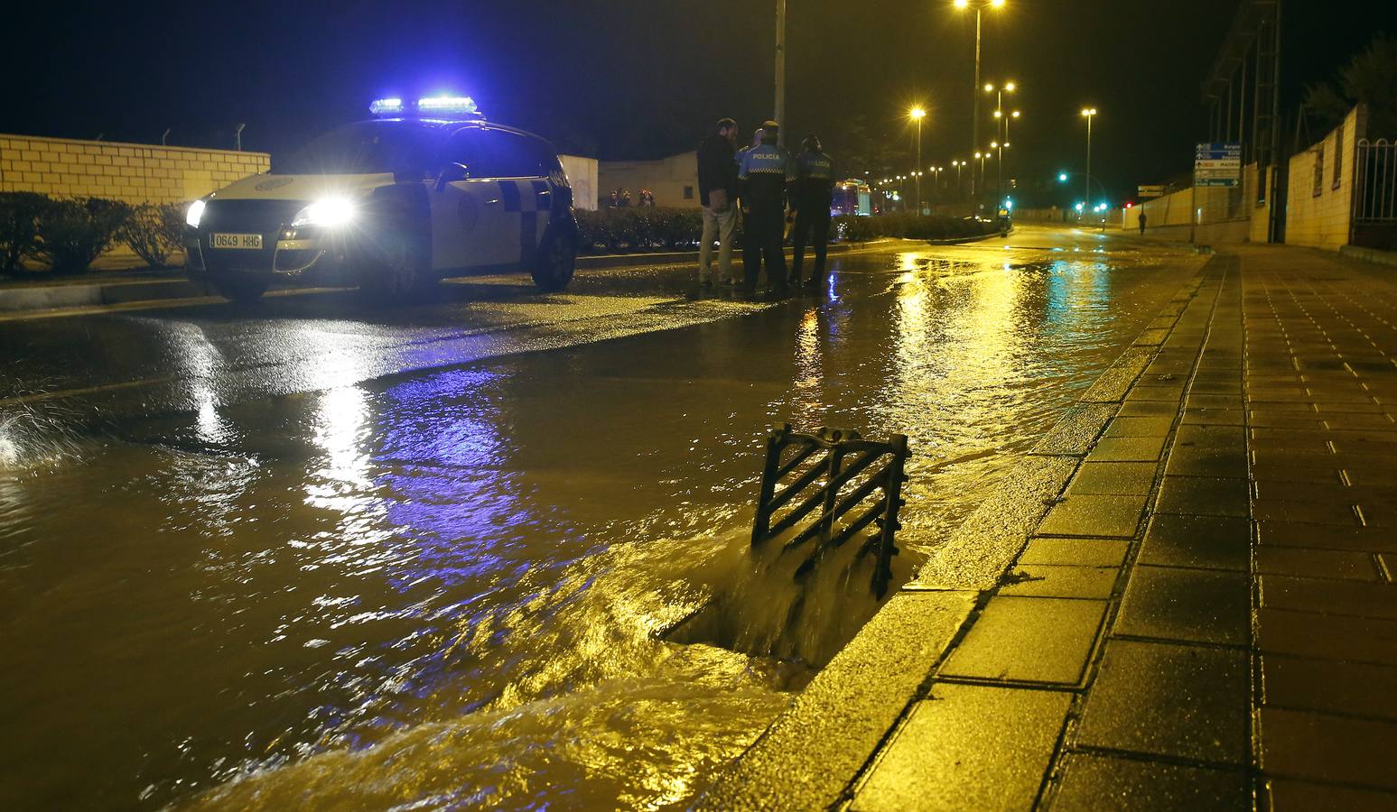 Reventón de una tubería en la Avenida de Zamora