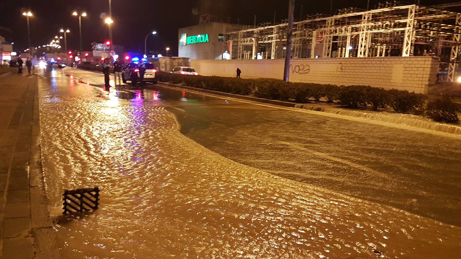 Reventón de una tubería en la Avenida de Zamora