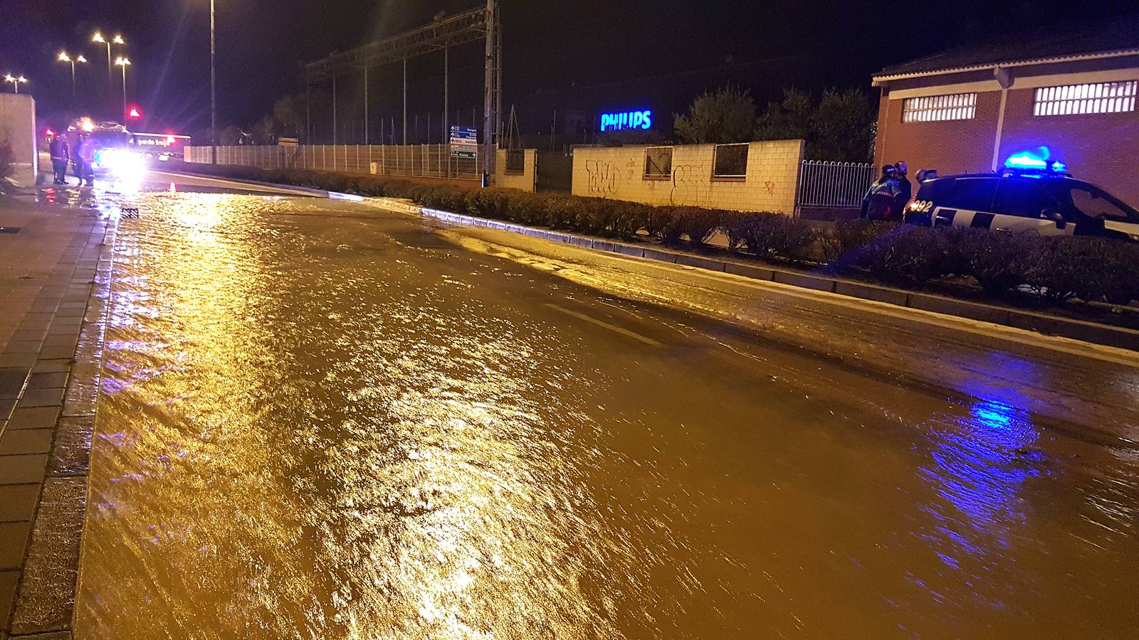 Reventón de una tubería en la Avenida de Zamora