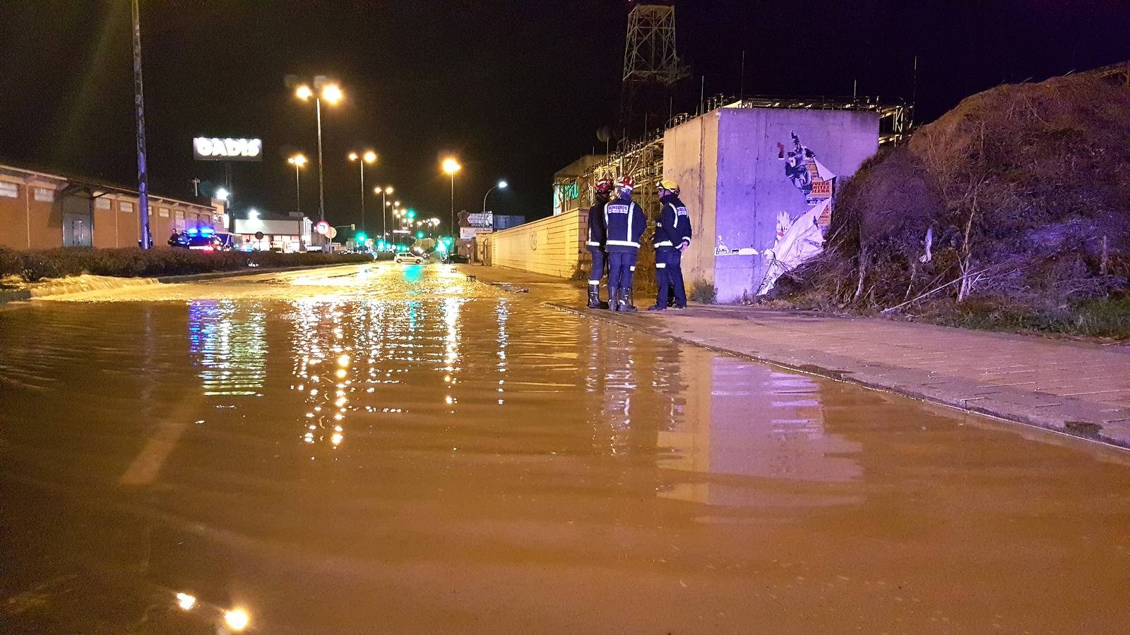 Reventón de una tubería en la Avenida de Zamora