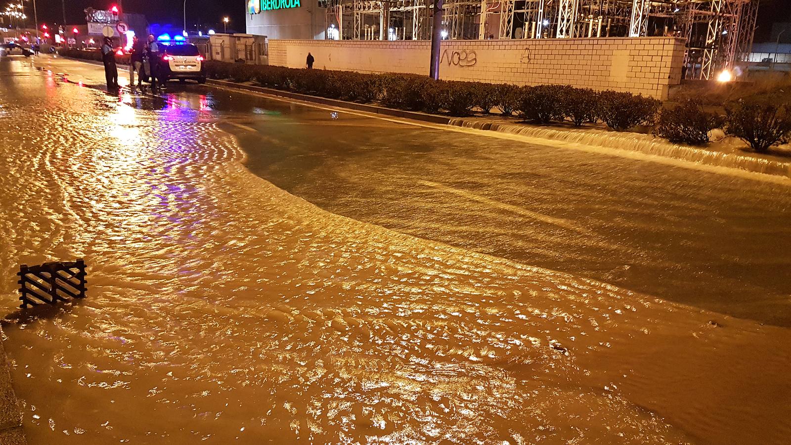 Reventón de una tubería en la Avenida de Zamora