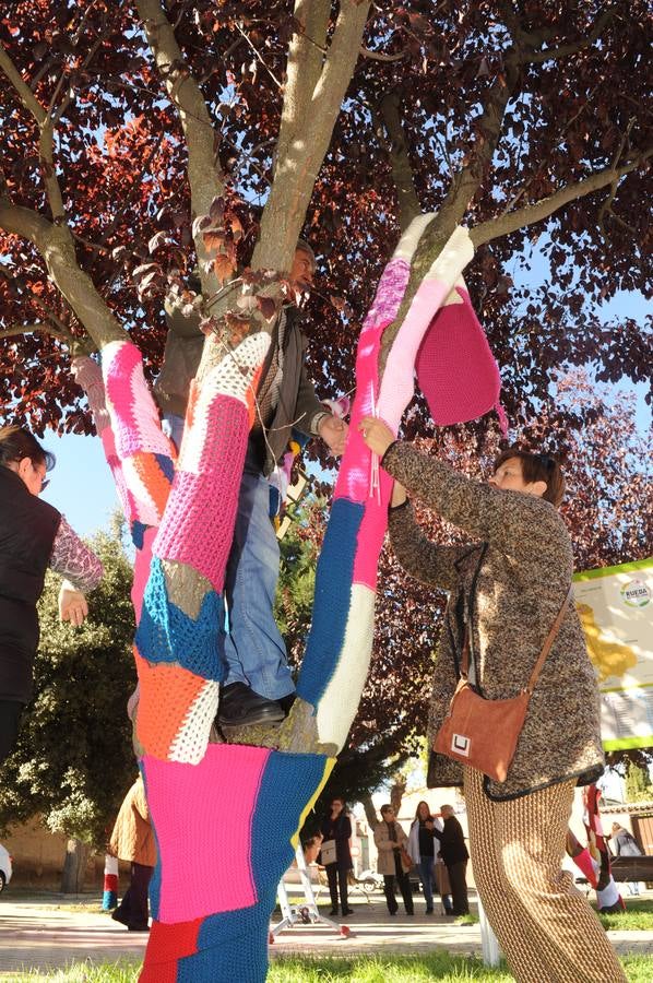 Vecinos de Pozaldez visten el pueblo con ganchillo