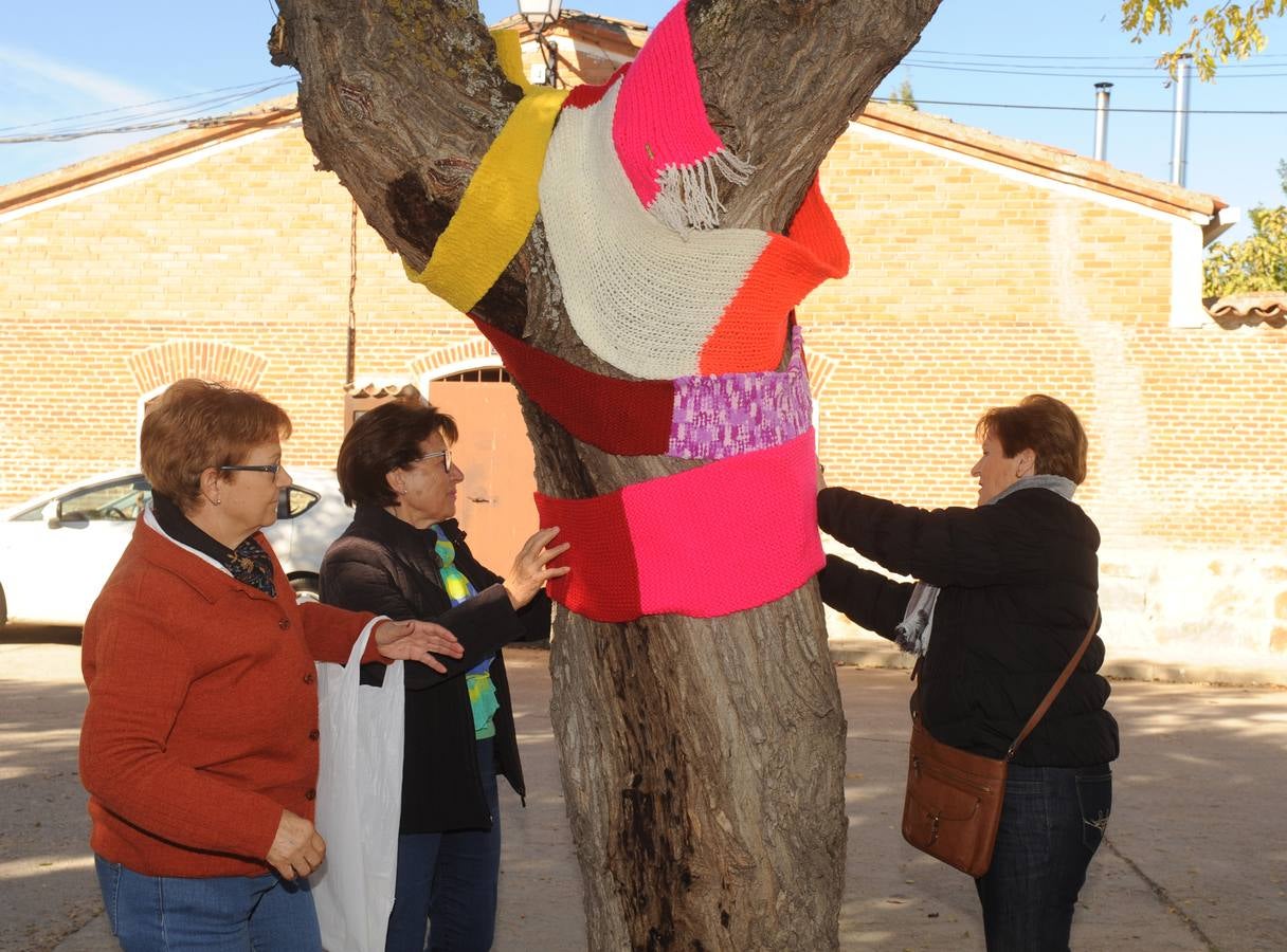 Vecinos de Pozaldez visten el pueblo con ganchillo
