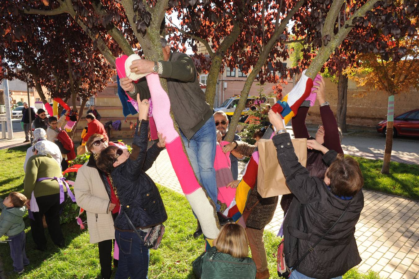 Vecinos de Pozaldez visten el pueblo con ganchillo