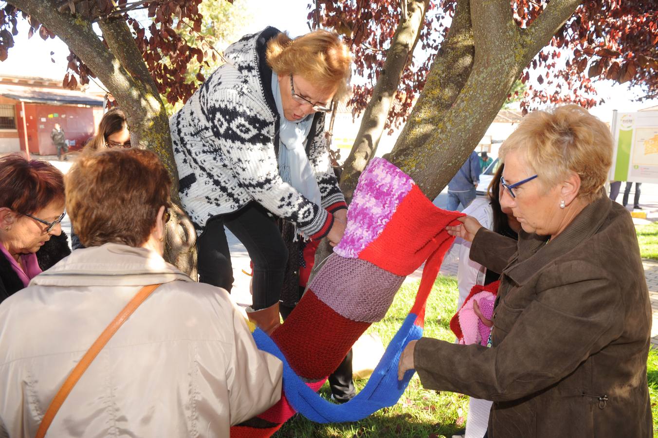 Vecinos de Pozaldez visten el pueblo con ganchillo