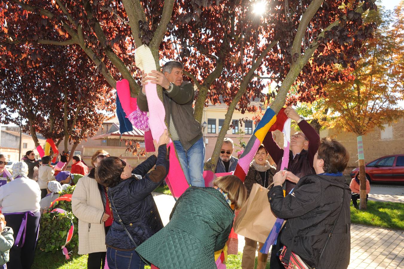 Vecinos de Pozaldez visten el pueblo con ganchillo