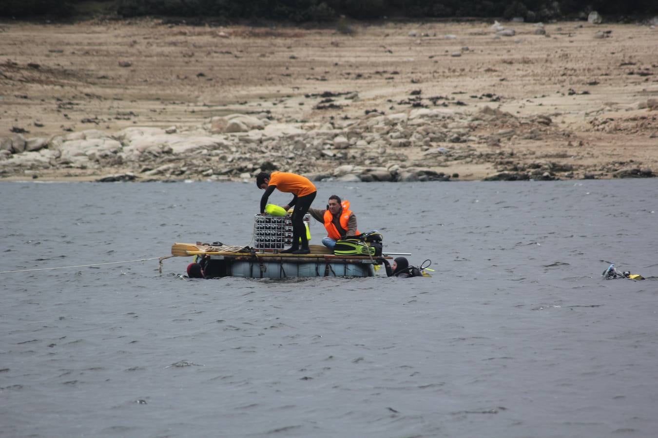 Inmersión de botellas de vino en el embalse de Las Cogotas para su envejecimiento