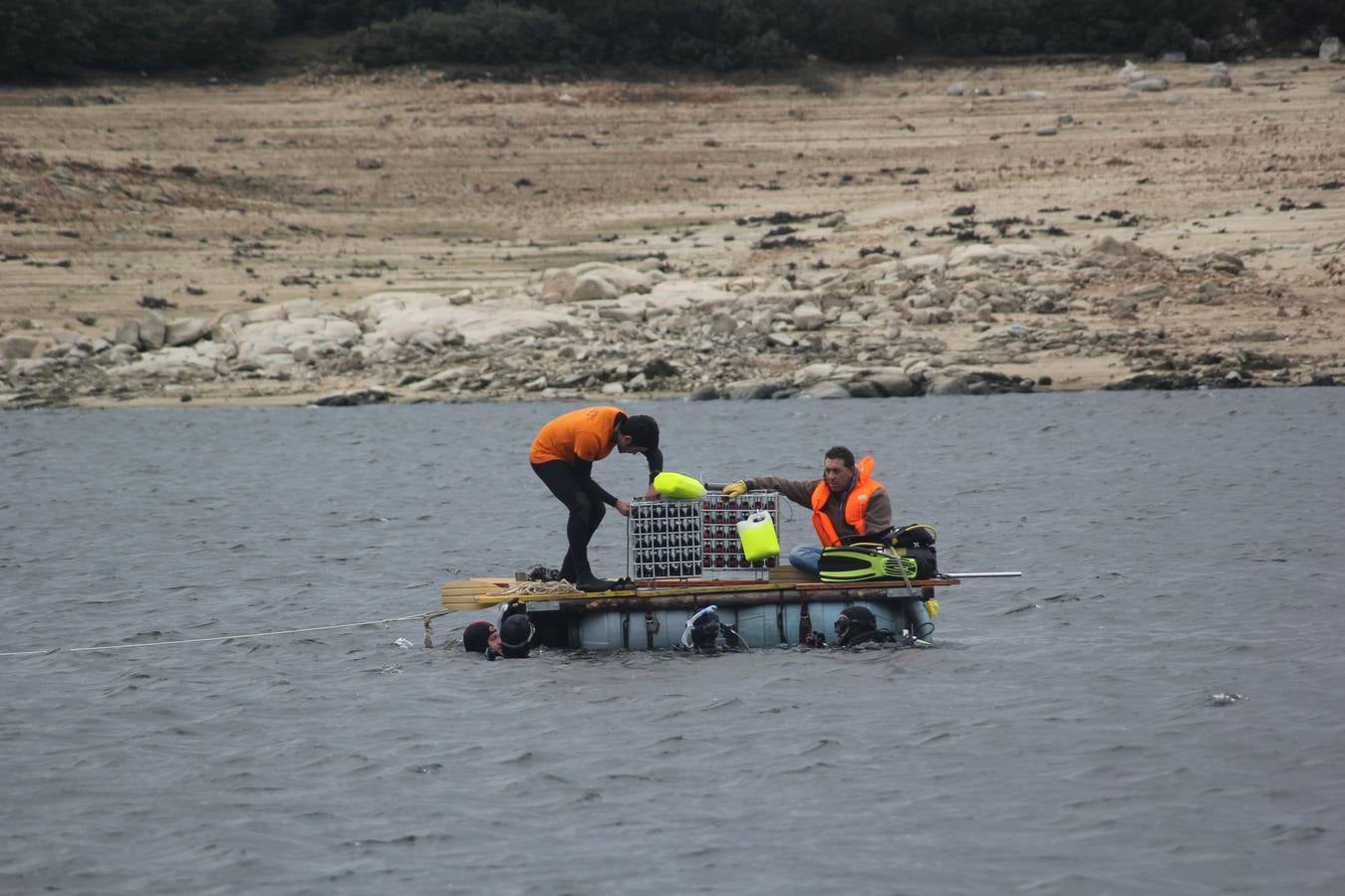 Inmersión de botellas de vino en el embalse de Las Cogotas para su envejecimiento