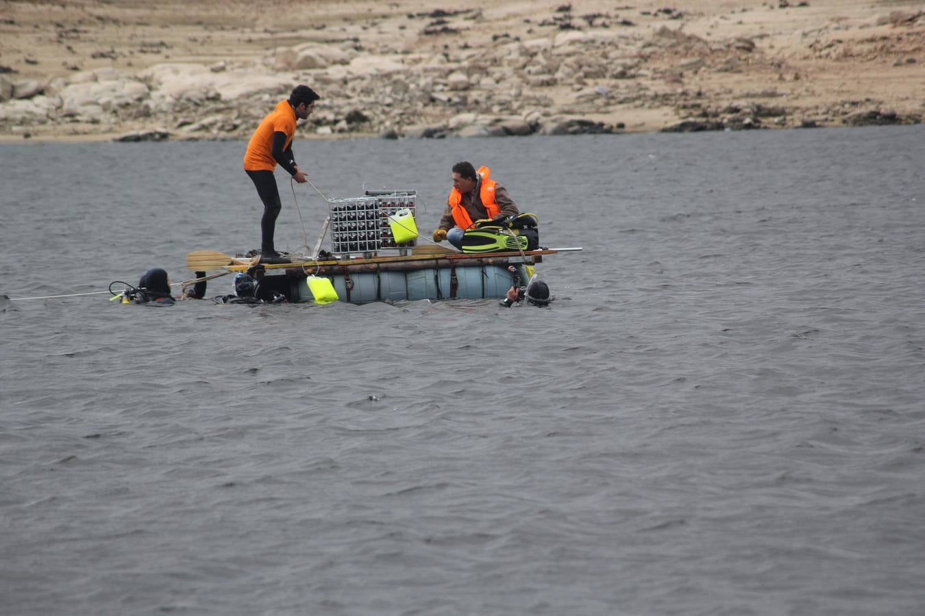 Inmersión de botellas de vino en el embalse de Las Cogotas para su envejecimiento