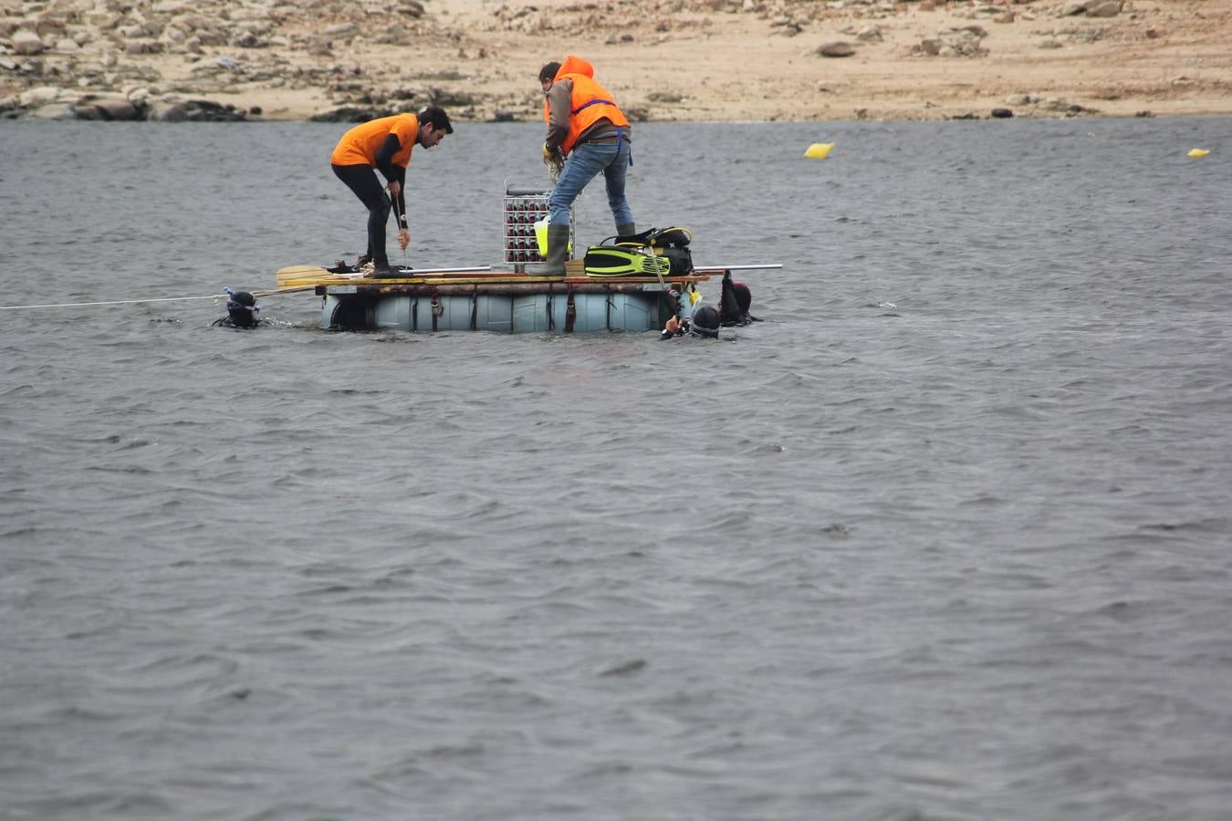 Inmersión de botellas de vino en el embalse de Las Cogotas para su envejecimiento