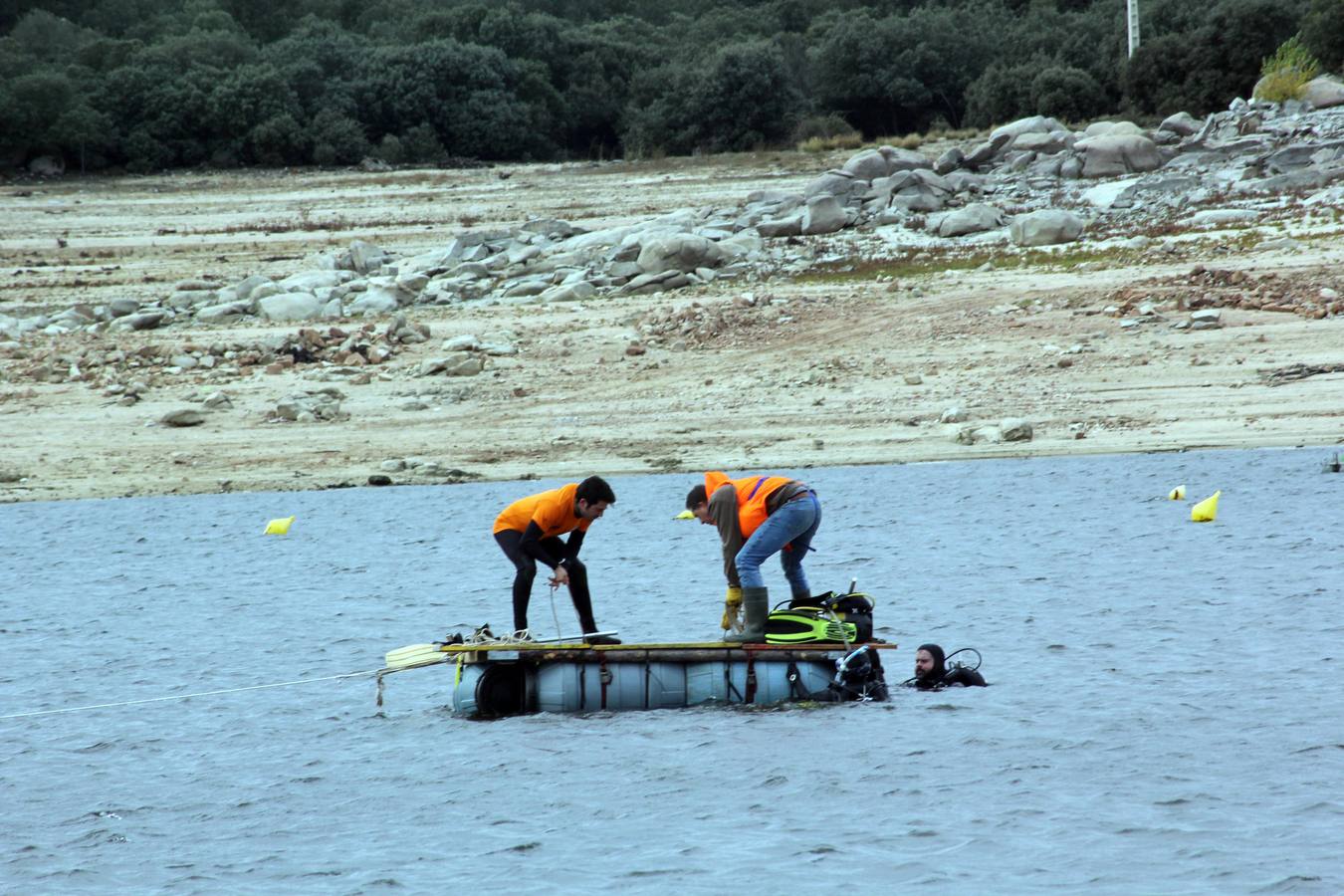 Inmersión de botellas de vino en el embalse de Las Cogotas para su envejecimiento