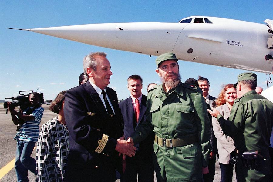 El presidente cubano Fidel Castro da la bienvenida a Hetru Claude, capitán de Air France del Concorde, en el primer aterrizaje del avión comercial en el aeropuerto internacional José Martí de La Habana.