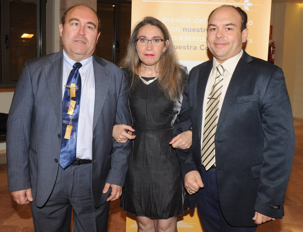 Los ebanistas Andrés Martínez y Jesús María Martínez, con la esposa del primero, Loli Toquero.