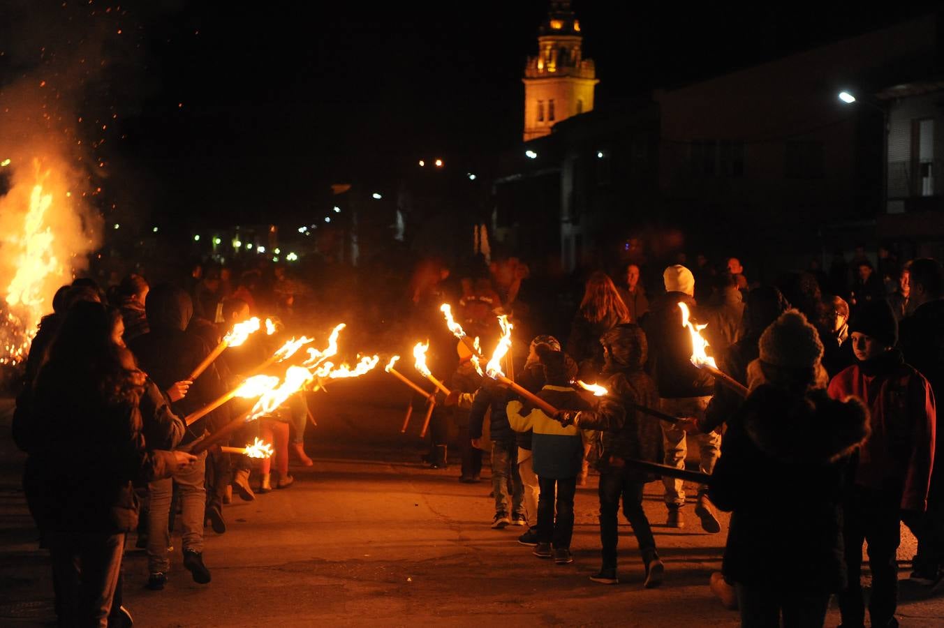 Los vecinos de Nava del Rey arropan a la Virgen de los Pegotes