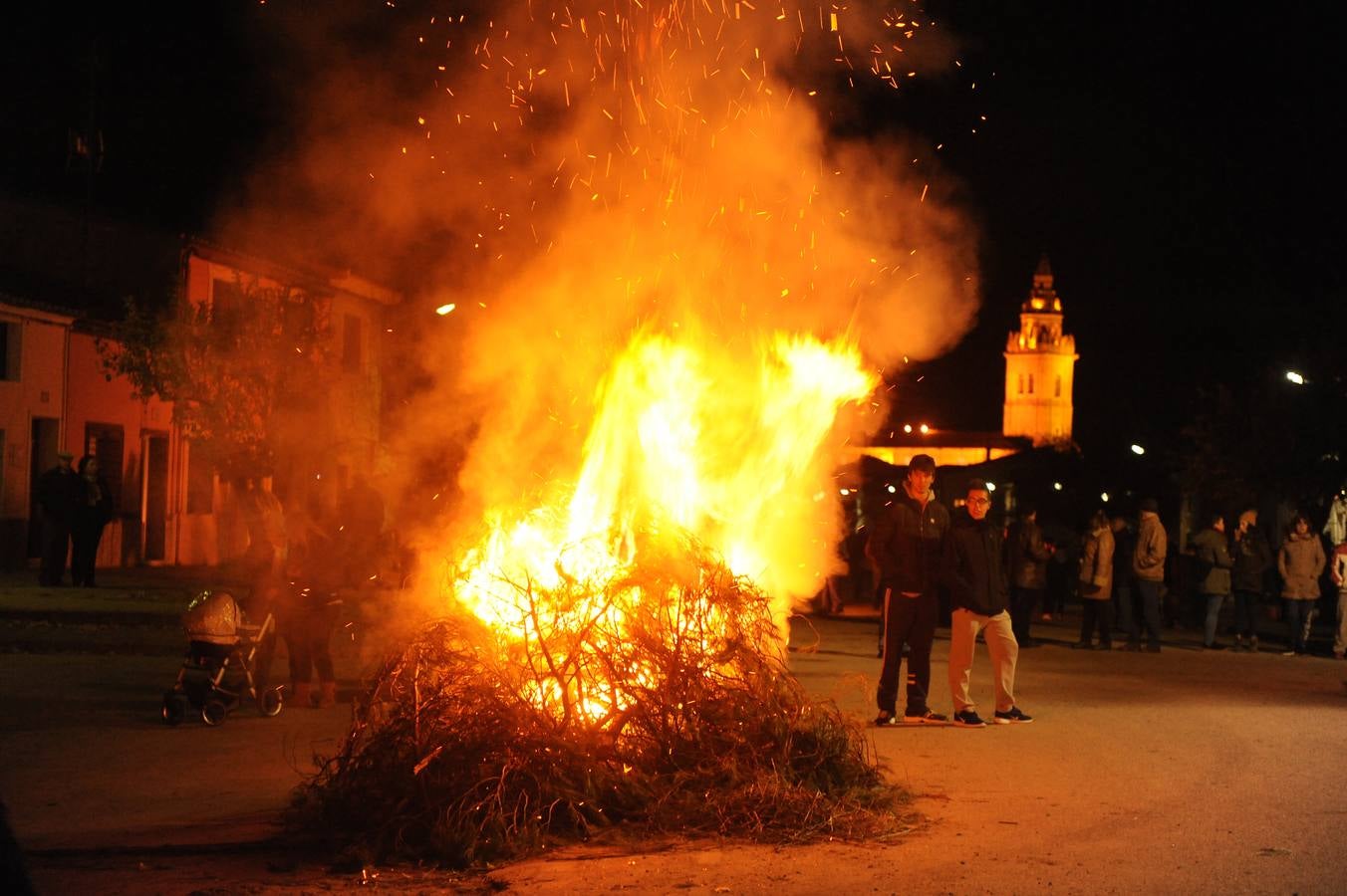 Los vecinos de Nava del Rey arropan a la Virgen de los Pegotes