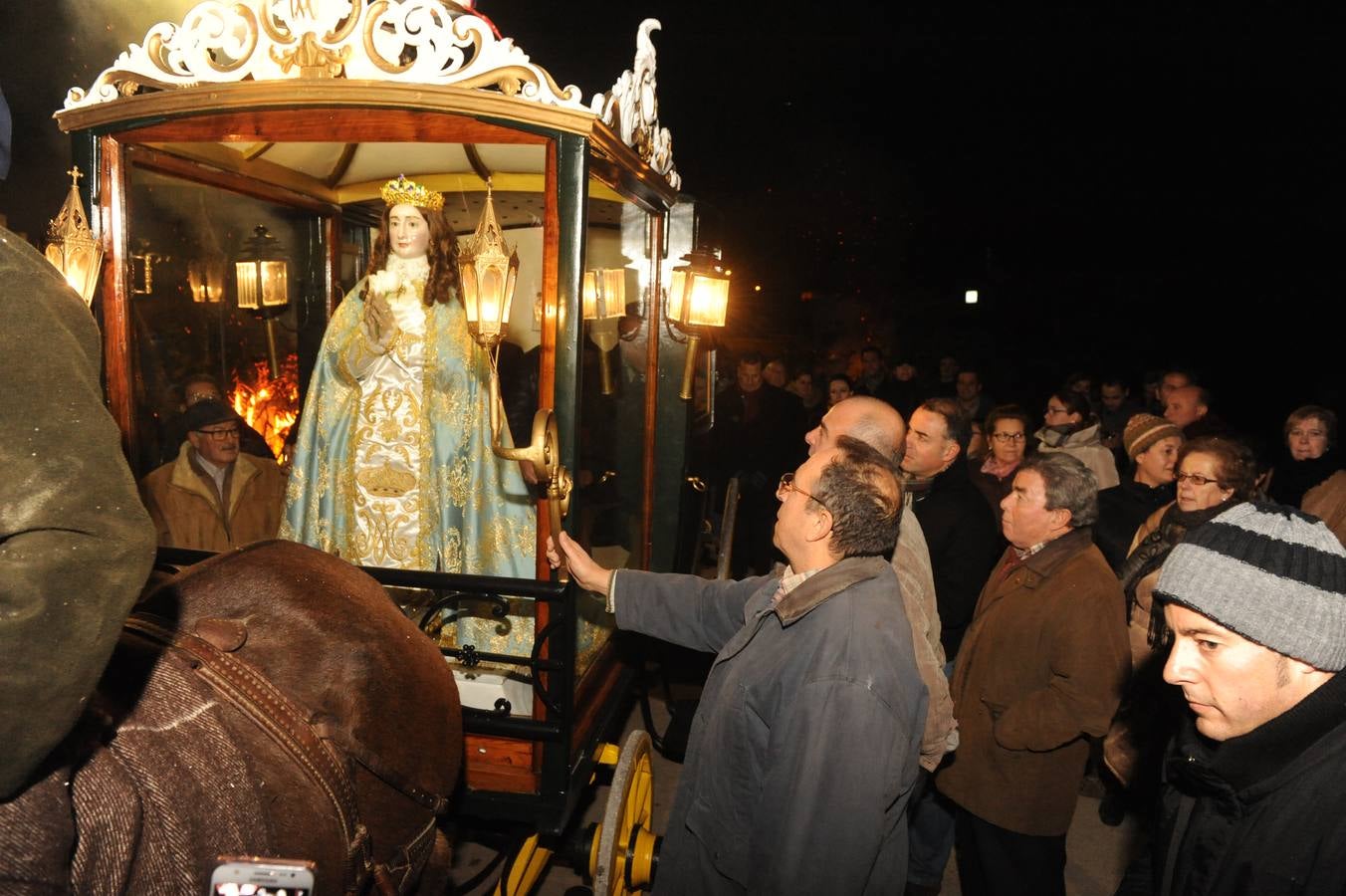 Los vecinos de Nava del Rey arropan a la Virgen de los Pegotes