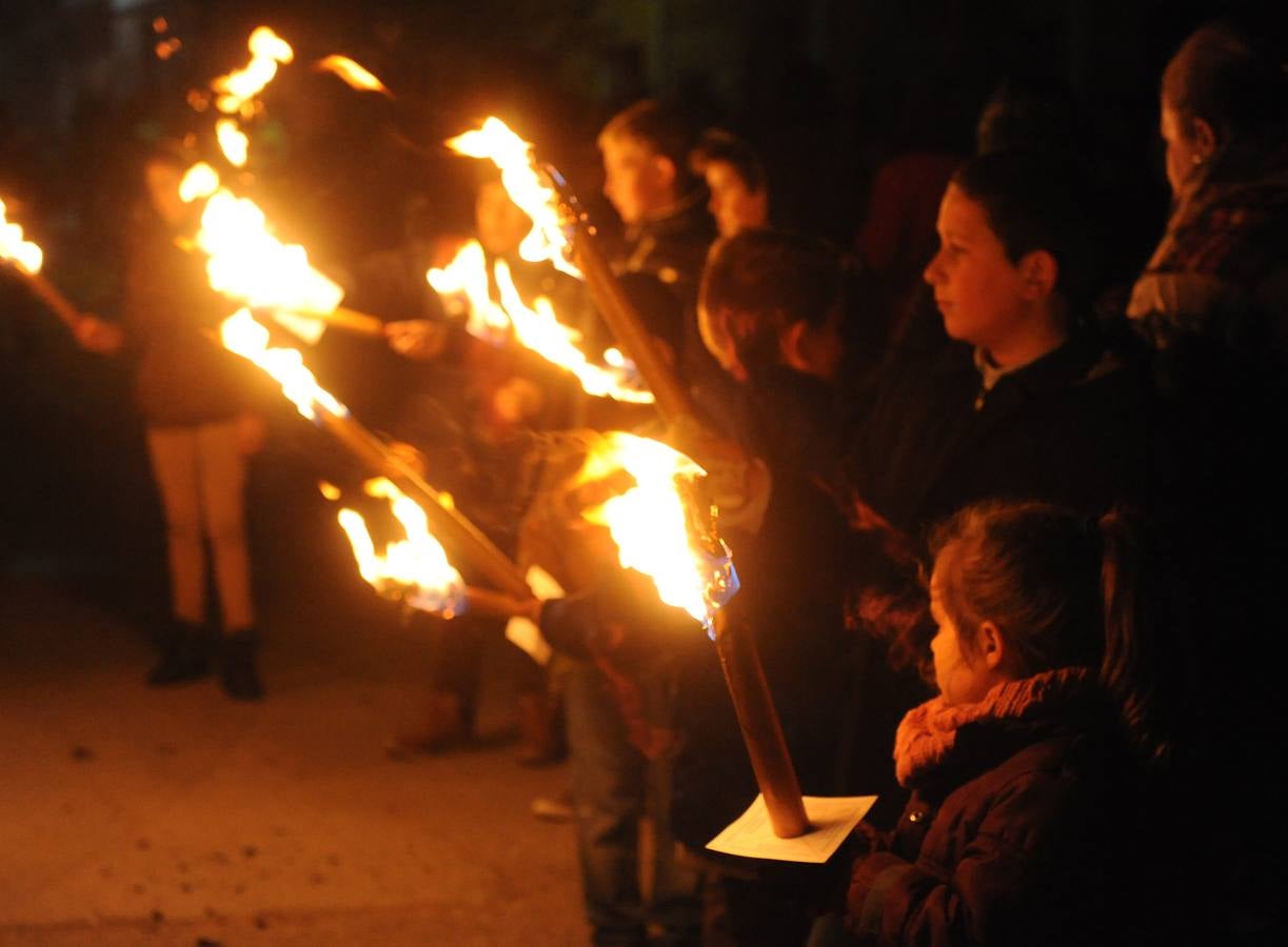 Los vecinos de Nava del Rey arropan a la Virgen de los Pegotes