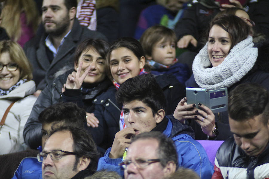 Los aficionados llenan el Helmántico durante el partido copero entre el Guijuelo y el Atlético de Madrid (1/2)