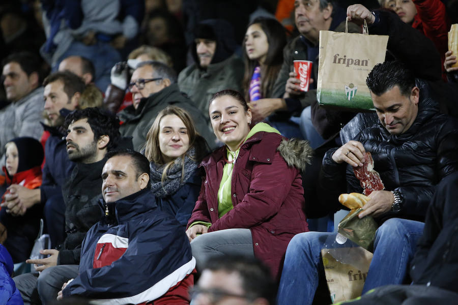 Los aficionados llenan el Helmántico durante el partido copero entre el Guijuelo y el Atlético de Madrid (1/2)