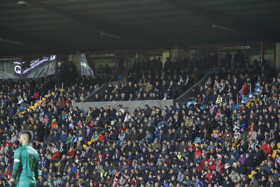 Los aficionados llenan el Helmántico durante el partido copero entre el Guijuelo y el Atlético de Madrid (1/2)