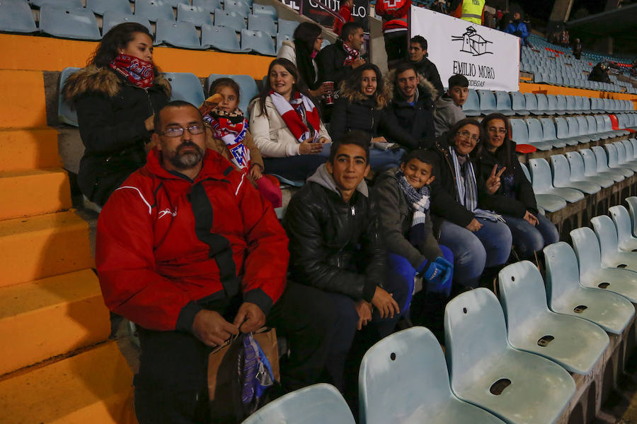 Los aficionados llenan el Helmántico durante el partido copero entre el Guijuelo y el Atlético de Madrid (1/2)
