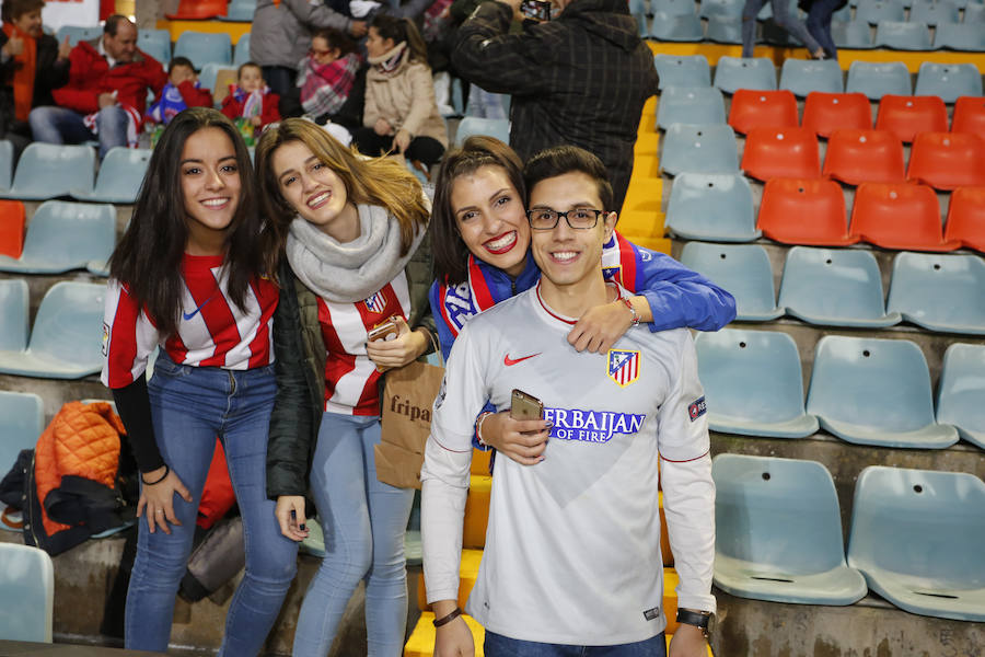 Los aficionados llenan el Helmántico durante el partido copero entre el Guijuelo y el Atlético de Madrid (1/2)
