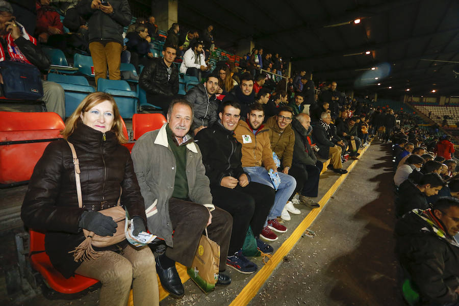 Los aficionados llenan el Helmántico durante el partido copero entre el Guijuelo y el Atlético de Madrid (1/2)
