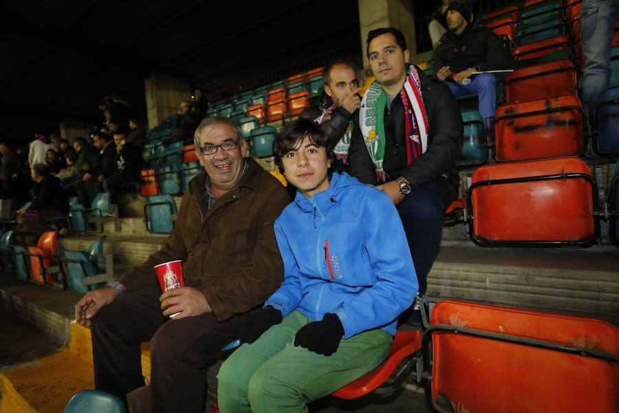 Los aficionados llenan el Helmántico durante el partido copero entre el Guijuelo y el Atlético de Madrid (1/2)