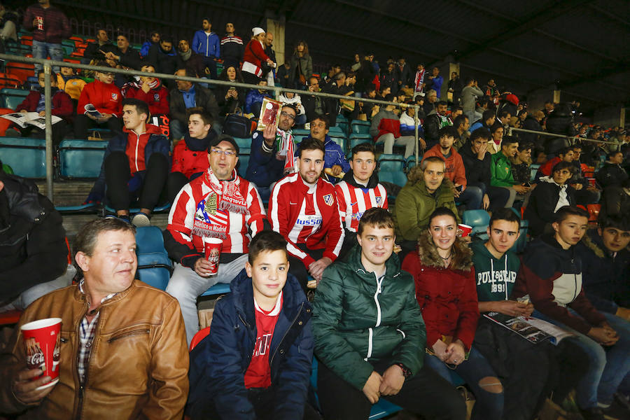 Los aficionados llenan el Helmántico durante el partido copero entre el Guijuelo y el Atlético de Madrid (1/2)