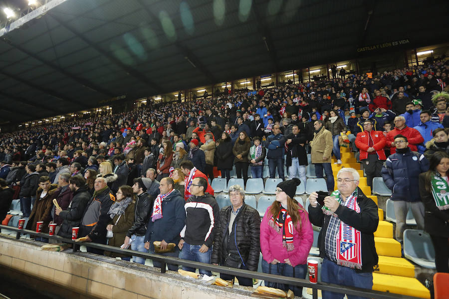 Los aficionados llenan el Helmántico durante el partido copero entre el Guijuelo y el Atlético de Madrid (2/2)