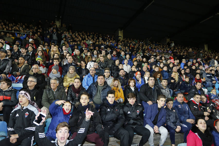 Los aficionados llenan el Helmántico durante el partido copero entre el Guijuelo y el Atlético de Madrid (2/2)