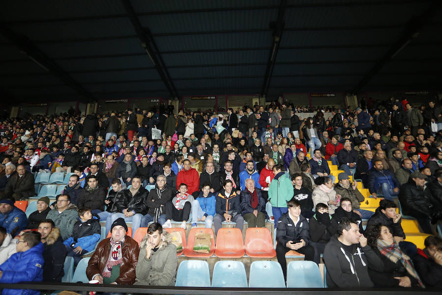 Los aficionados llenan el Helmántico durante el partido copero entre el Guijuelo y el Atlético de Madrid (2/2)