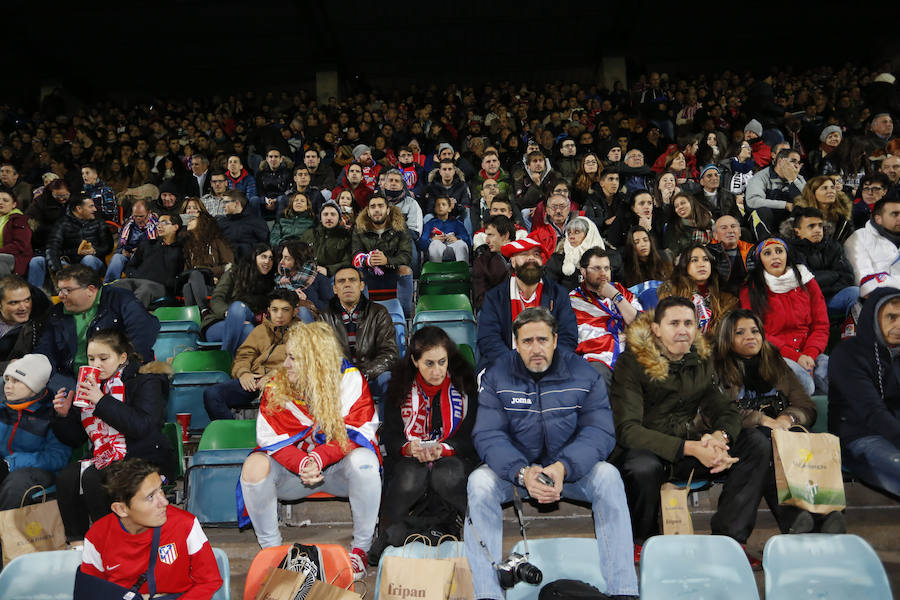 Los aficionados llenan el Helmántico durante el partido copero entre el Guijuelo y el Atlético de Madrid (2/2)