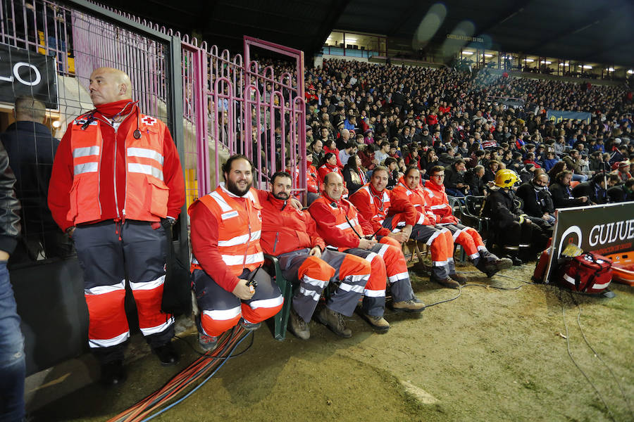 Los aficionados llenan el Helmántico durante el partido copero entre el Guijuelo y el Atlético de Madrid (2/2)