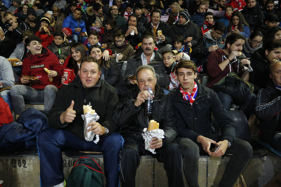 Los aficionados llenan el Helmántico durante el partido copero entre el Guijuelo y el Atlético de Madrid (2/2)