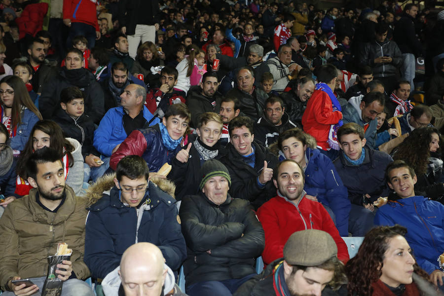 Los aficionados llenan el Helmántico durante el partido copero entre el Guijuelo y el Atlético de Madrid (2/2)