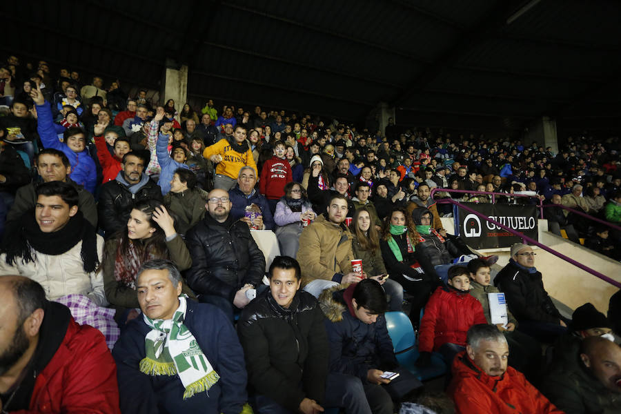 Los aficionados llenan el Helmántico durante el partido copero entre el Guijuelo y el Atlético de Madrid (2/2)