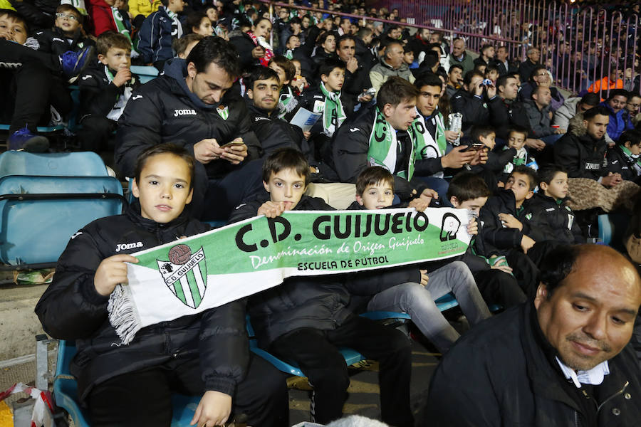 Los aficionados llenan el Helmántico durante el partido copero entre el Guijuelo y el Atlético de Madrid (2/2)