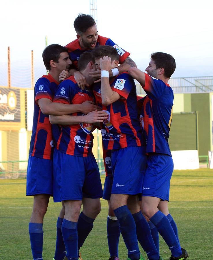 Partido de fútbol entre la Gimnástica Segoviana y el Almazán