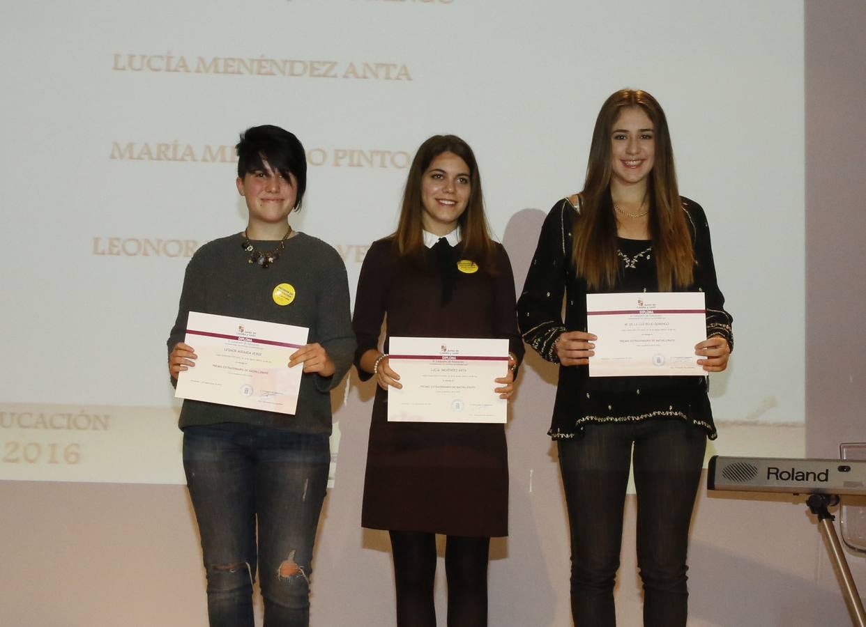 Premios Extraordinarios de Bachillerato: Leonor Miranda Verde (IES Virgen del Espino, Soria), Lucía Menéndez Anta (IES Gil y Carrasco, Ponferrada), María de la Luz Rojo Domingo (CC La Salle, Burgos).