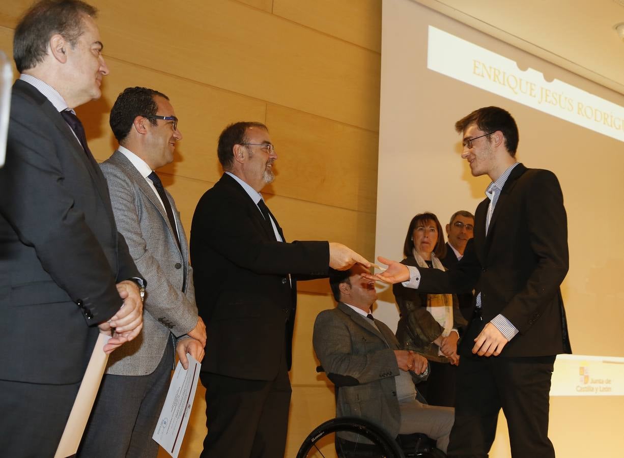 Fernando Rey entrega uno de los galardones.